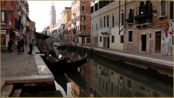 Reflets et gondoles sur le rio de San Barnaba, dans le Sestier du Dorsoduro à Venise.