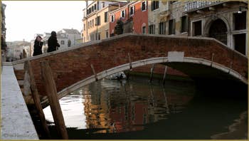 Reflets sous le pont dei Foscarini, dans le Sestier du Dorsoduro à Venise.