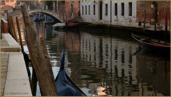 Reflets sur le rio dei Ognissanti, au fond, le pont Trevisan, dans le Sestier du Dorsoduro à Venise.