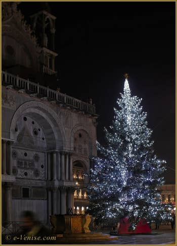 Le Sapin de Noël de la Place Saint-Marc à Venise.
