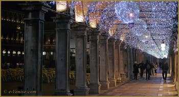 Les illuminations de Noël sous les Procuraties, place Saint-Marc