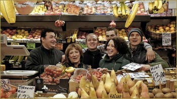 Lino, Rosana, Andrea, Daniele, Margherita et Alex, marchands de fruits, Salizada San Canzian,  dans le Sestier du Cannaregio à Venise.