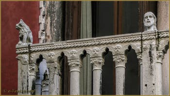 Le balcon du palazzo Bragadin Carabba, où s'accoudait Casanova, dans le Cannaregio à Venise.