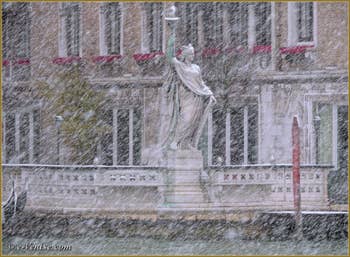 La Statue de la Liberté dans la Tempête de Neige à Venise