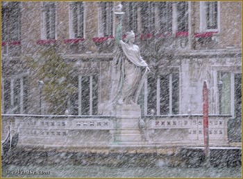 La Statue de la Liberté dans la Tempête de Neige à Venise.
