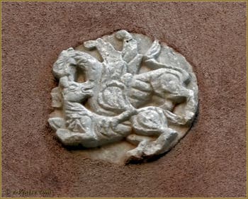Sculpture d'un Griffon en train de tuer une brebis, représentant le combat de la vertu contre le vice, datant du XIe siècle, Corte Morosina à Venise.