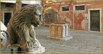 Le petit lion de l'escalier du Palazzo Lion, Campiello del Remer, dans le Sestier du Cannaregio à Venise.