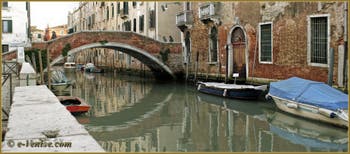 Le pont dei Gesuiti sur le rio de Santa Caterina, dans le Sestier du Cannaregio à Venise.