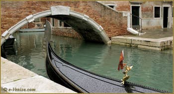 Gondole sur le rio dei Miracoli, dans le Sestier du Cannaregio à Venise