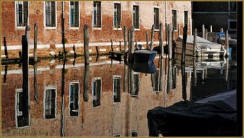 Reflets sur le rio di Sant'Alvise, dans le Sestier du Cannaregio à Venise.