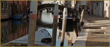Reflets sur le rio de la Madona de l'Orto, au fond, le pont de la Madona de l'Orto, dans le Sestier du Cannaregio à Venise.