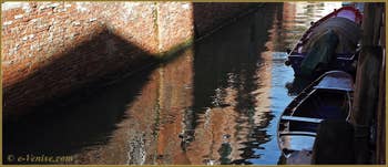 Reflets sur le rio dei Trasti, dans le Sestier du Cannaregio à Venise.