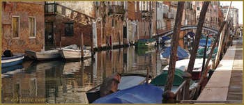 Reflets sur le rio de la Sensa, dans le Sestier du Cannaregio à Venise.