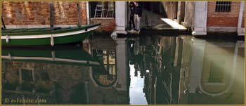 Reflets sur le rio de la Sensa devant la Calle Calergi, dans le Sestier du Cannaregio à Venise.