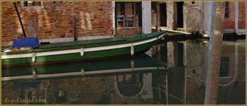 Reflets sur le rio de la Sensa, dans le Sestier du Cannaregio à Venise.