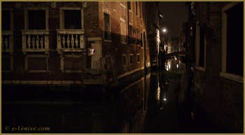 La nuit à Venise : le rio et le pont de la Tetta
