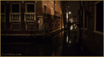 La nuit à Venise : le rio et le pont de la Tetta, dans le Sestier du Castello.