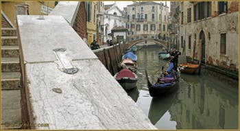Gondole sur le rio del Mondo Novo, dans le Sestier du Castello à Venise.