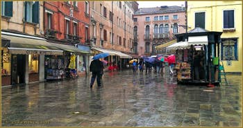Parapluies sur le Campo Santa Marina