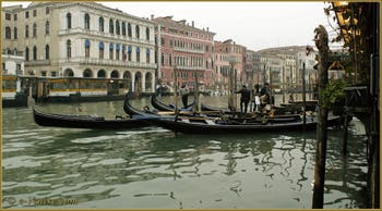 Gondoles et Gondoliers sur le Grand Canal de Venise
