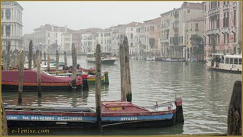 Voile de brume sur le Grand Canal de Venise.