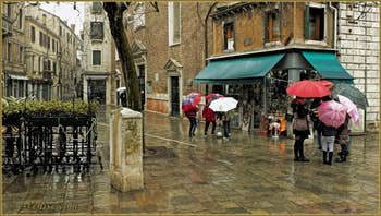 Le Campo dei Santi Apostoli sous la pluie, dans le Sestier du Cannaregio à Venise.