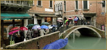 La Fondamenta del Piovan sous la pluie, dans le Sestier du Cannaregio à Venise.