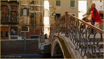 La Venise d'hiver : Le Pont del Mondo Novo, dans le Sestier du Castello.