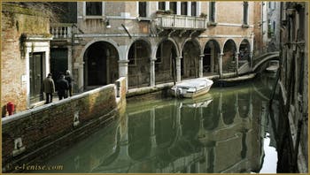 Le rio de Ca' Widmanna, le long du Sotorportego del Magazen, dans le Sestier du Cannaregio à Venise.