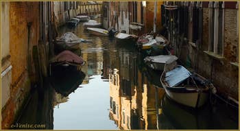 Reflets sur le rio del Malpaga, dans le Sestier du Dorsoduro à Venise.