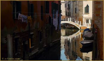Reflets sur le rio del Malpaga, au fond, le pont de le Turchete, dans le Sestier du Dorsoduro à Venise.