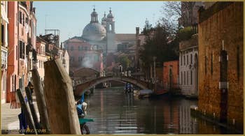 Le pont Trevisan, sur le rio dei Ognissanti, au fond, les coupoles de l'église Santa Maria del Rosario Gesuati, dans le Sestier du Dorsoduro à Venise.