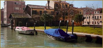 Le rio et le Campo San Trovaso, dans le Sestier du Dorsoduro à Venise.