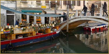 Le bateau-péniche de fruits et légumes sur le rio de San Barnaba, devant le pont dei Pugni, dans le Sestier du Dorsoduro à Venise.