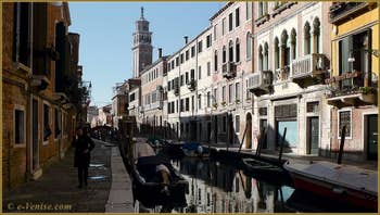 Le rio de San Barnaba avec, au fond, le Campanile dei Carmini, dans le Sestier du Dorsoduro à Venise.