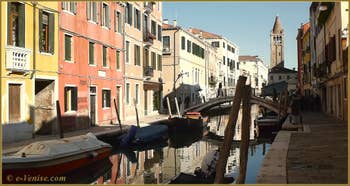 Le rio de San Barnaba avec, au fond, le Campanile de San Barnaba et le pont dei Pugni, dans le Sestier du Dorsoduro à Venise.