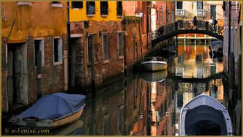 Reflets sur le rio Priuli o de Santa Sofia, sous le pont del Squero, dans le Sestier du Cannaregio à Venise.