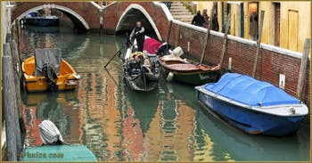 Gondole sur le rio del Mondo Novo, dans le Sestier du Castello à Venise.