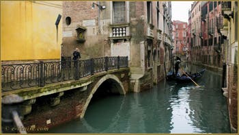 Gondole sur le rio del Mondo Novo, à gauche, le pont Pasqualigo, dans le Sestier du Castello à Venise.