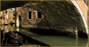 Reflets sur le rio de Santa Maria Formosa, sous le pont de Ruga Giuffa, dans le Sestier du Castello à Venise.
