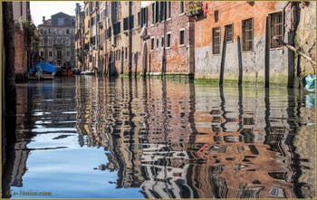 Les doux reflets du rio de l'Acqua Dolce, dans le Sestier du Cannaregio à Venise.