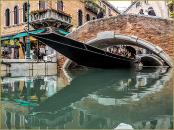 Sandolo sur le rio dei Miracoli, sous le pont de Santa Maria Nova, dans le Sestier du Cannaregio à Venise.