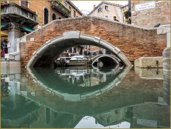 Les reflets du rio dei Miracoli sous le pont de Santa Maria Nova, dans le Sestier du Cannaregio à Venise.