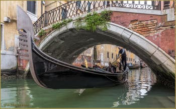 Gondole sur le rio et sous le pont de la Fava, dans le Sestier de Saint-Marc à Venise.