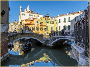 Gondole sur le rio del Mondo Novo devant le Campiello Querini Stampalia, dans le Sestier du Castello à Venise.