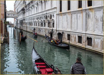Gondoles sur le rio de la Canonica, le long du Palais des Doges, au fond, le pont des Soupirs, dans le Sestier de Saint-Marc à Venise.