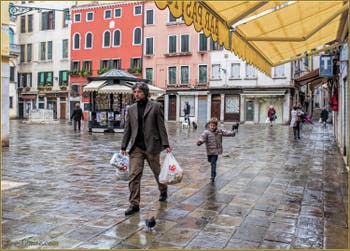 Les courses avec papa après la pluie, sur le Campo Santa Marina, dans le Sestier du Castello à Venise.