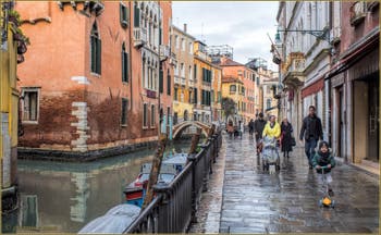 Après la pluie sur la Fondamenta de l'Osmarin devant le palazzo Priuli et le pont del Diavolo, dans le Sestier du Castello à Venise.