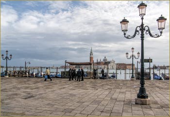 Les gondoliers du môle de Saint-Marc à Venise avec, au fond l'île de San Giorgio, son église et son Campanile.