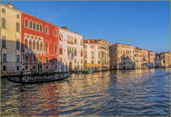 Le Grand Canal de Venise, avec une gondole qui passe devant le palazz Erizzo alla Madalena, suivi des Palazzi Soranzo Piovene et Emo, dans le Sestier du Cannaregio à Venise.